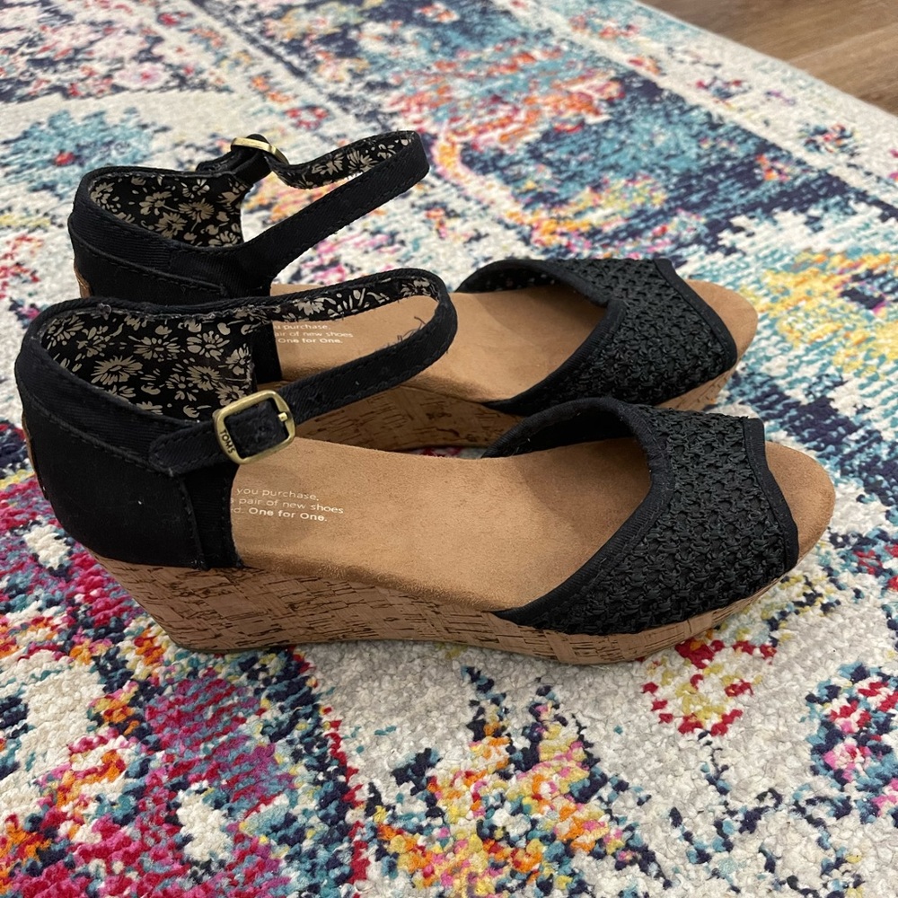 Toms Clarissa Womens 7 black Sandals Cork Heel Wedge Summer Platform Buckled EUC